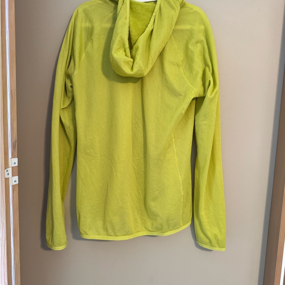 Mountain Hardwear Green Hoodie with Lightweight Fabric and Slim Fit